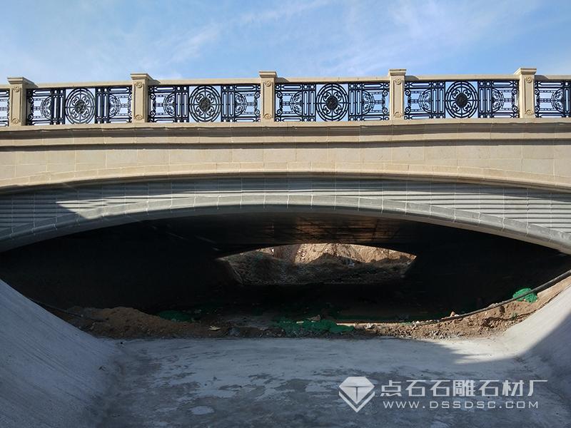 ce9b3990ae7349d9033fe3d38914010c 欧式铁艺石栏杆桥梁石材妆饰工程